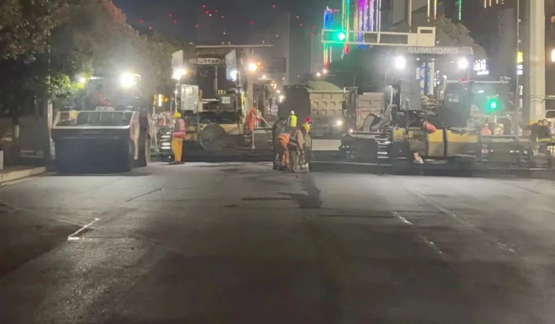 挑灯夜战抢进度 加班加点保畅通——殷台路刷新道路“颜值”