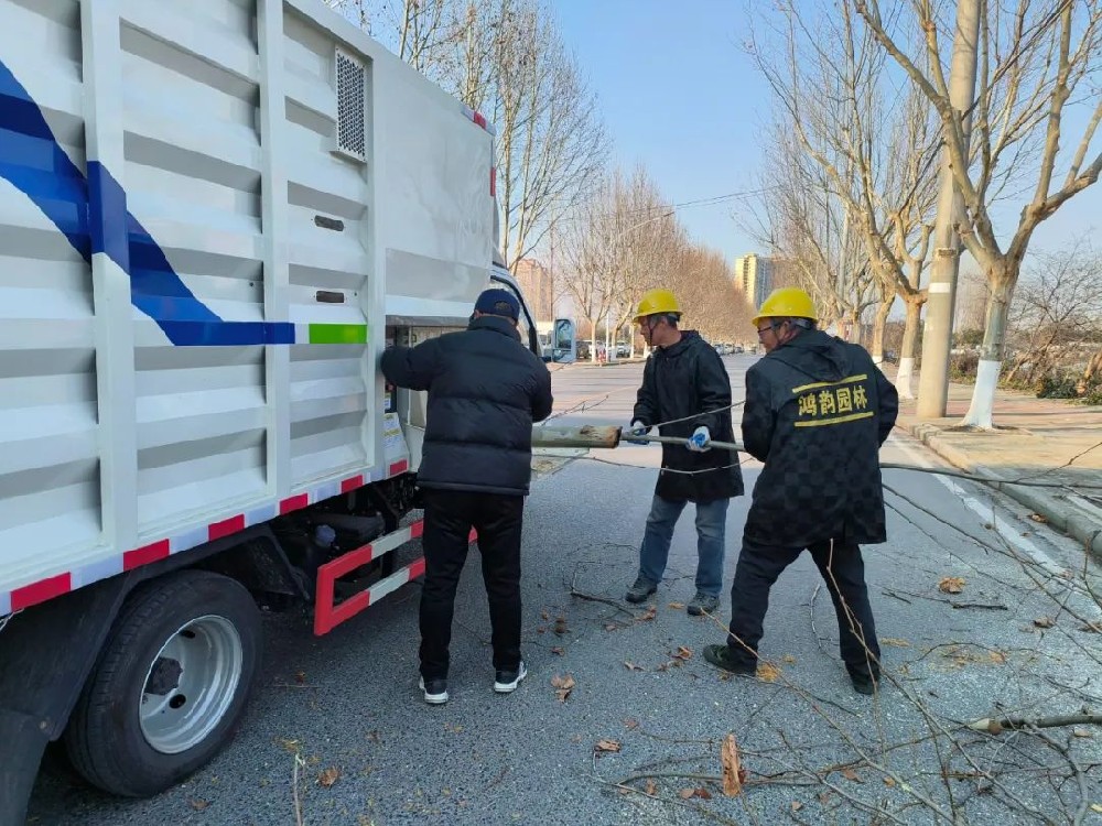 【置业集团】我市首辆园林垃圾粉碎车“上岗”