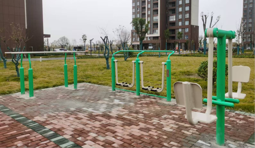 健身器材添活力，小区面貌焕新颜 | 澎湖湾还建房小区增设健身器材！