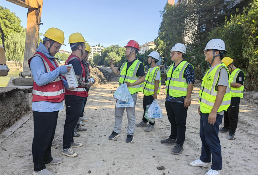 潜江市南门河片区污水收集设施补短板项目开展一线工地慰问活动.png